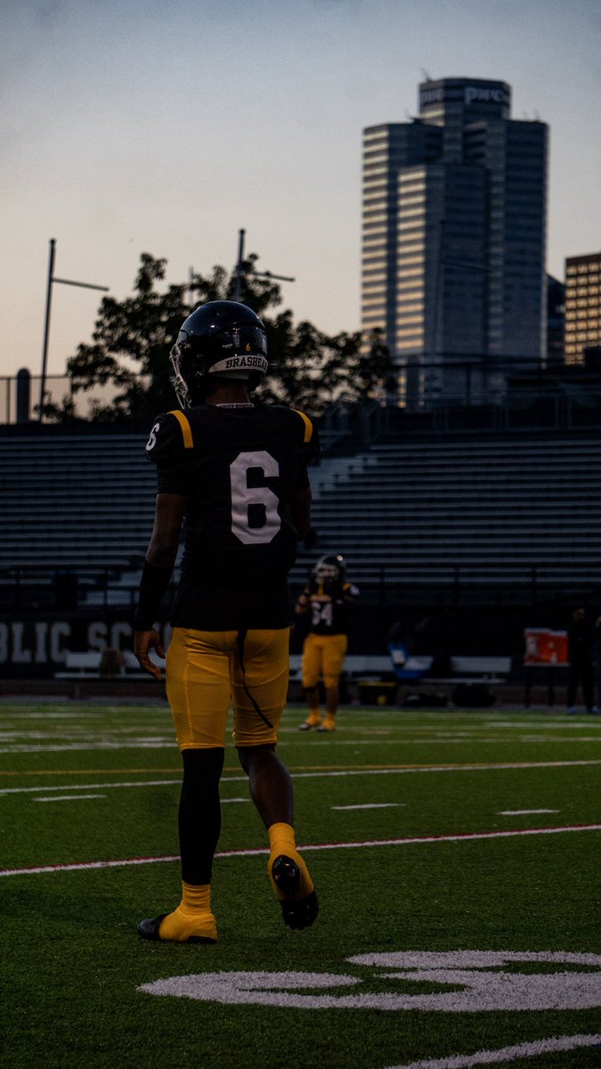 Justin6saunders's tweet photo. Check out my film against USO‼️‼️‼️
@_Drew_55 
@_AKG1_ 
@Brashear_Fball 
@210ths 
@PRZVicCastillo 
@PIAASports 

https://t.co/2fbGbaMUkU https://t.co/XdFBoHoco8