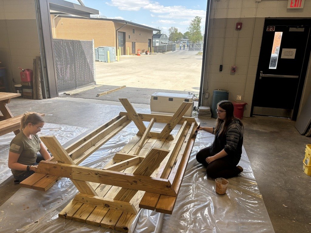 JessCoSchools's tweet image. Shoutout to our FFA students for going above and beyond! After school, they rolled up their sleeves in the wood shop to build picnic tables to donate to our community. 💙
Hands-on skills, teamwork, and giving back — that’s what it’s all about! #FFA #ServiceLearning #JCStrong
