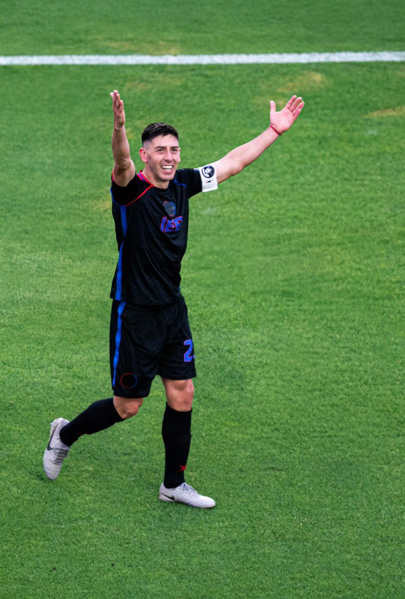 Leandro Alves (@lea_alves) on Twitter photo En este #SanLorenzo que poco hay para destacar fuera del campo, fue hermoso el homenaje que le preparó el equipo de Prensa al Tonga. 
Traer a su familia de sorpresa desde Mendoza fue un regalo maravilloso para el capitán En este #SanLorenzo que poco hay para destacar fuera del campo, fue hermoso el homenaje que le preparó el equipo de Prensa al Tonga. 
Traer a su familia de sorpresa desde Mendoza fue un regalo maravilloso para el capitán