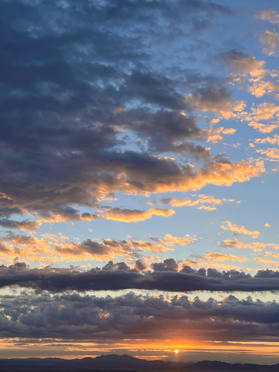lucyloves2surf's tweet photo. I miss this september #sunrise #tb ⁦@LasVegasLocally⁩ https://t.co/yM7ac0uR9L
