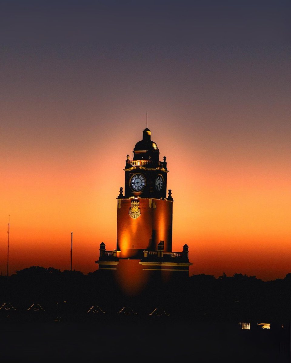 YucatanTurismo's tweet photo. #Mérida en un frame de película 🎞️
El reloj municipal se roba el protagonismo cuando cae el atardecer.
📍 Encuéntralo en el Palacio Municipal y admira su majestuosidad desde la Plaza Principal.
📸: https://t.co/Y7iNv7j6s2 - IG
#VisitMerida #YucatanPeninsula https://t.co/vERiAjPJLS