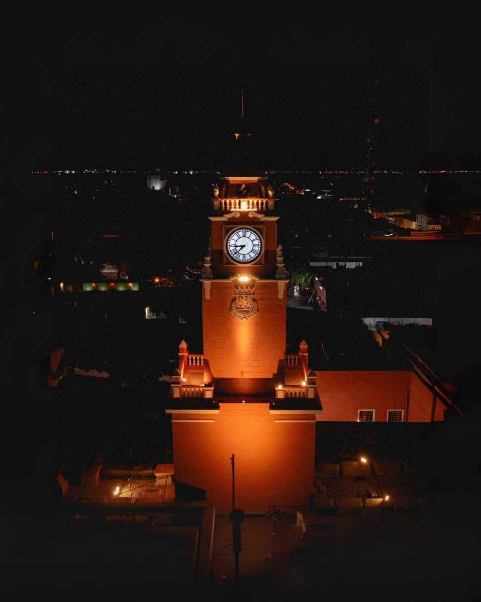 YucatanTurismo's tweet photo. #Mérida en un frame de película 🎞️
El reloj municipal se roba el protagonismo cuando cae el atardecer.
📍 Encuéntralo en el Palacio Municipal y admira su majestuosidad desde la Plaza Principal.
📸: https://t.co/Y7iNv7j6s2 - IG
#VisitMerida #YucatanPeninsula https://t.co/vERiAjPJLS