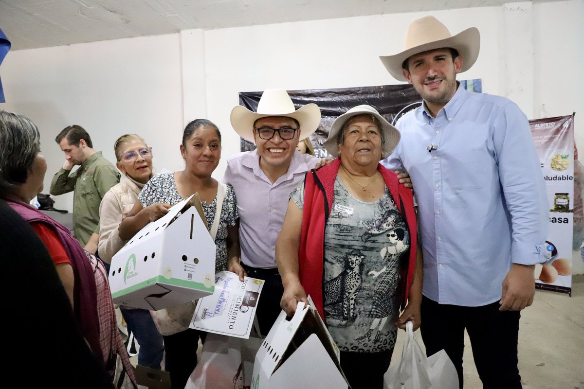 En San Miguel Topilejo compartimos un momento entrañable con mujeres de Parres y Topilejo, beneficiarias del programa ‘Mujeres Tlalpenses Produciendo con Huevos’. Entre risas, abrazos y la emoción de recibir sus gallinas, quedó claro que este programa va más allá de la economía
