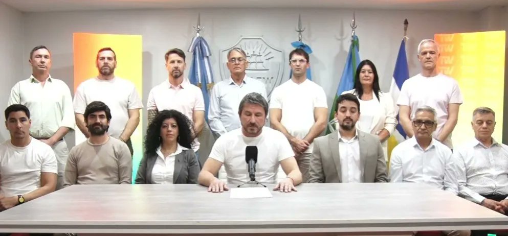 NUNCA PENSÉ QUE ERAS TAN LAMEBOTAS DE <a href="/NachoTorresCH/">Nacho Torres</a> COMO PARA HACER EL PAPELÓN QUE HAN HECHO POR PEDIDO DE ÉL. 
TE ESTOY PERDIENDO EL RESPETO NENE.
SI NO ESTÁS A LA ALTURA CORRETE Y NO INVOLUCRES AL PARTIDO EN ESTOS CIRCOS.
SE TE DEVALÚA LA GESTION