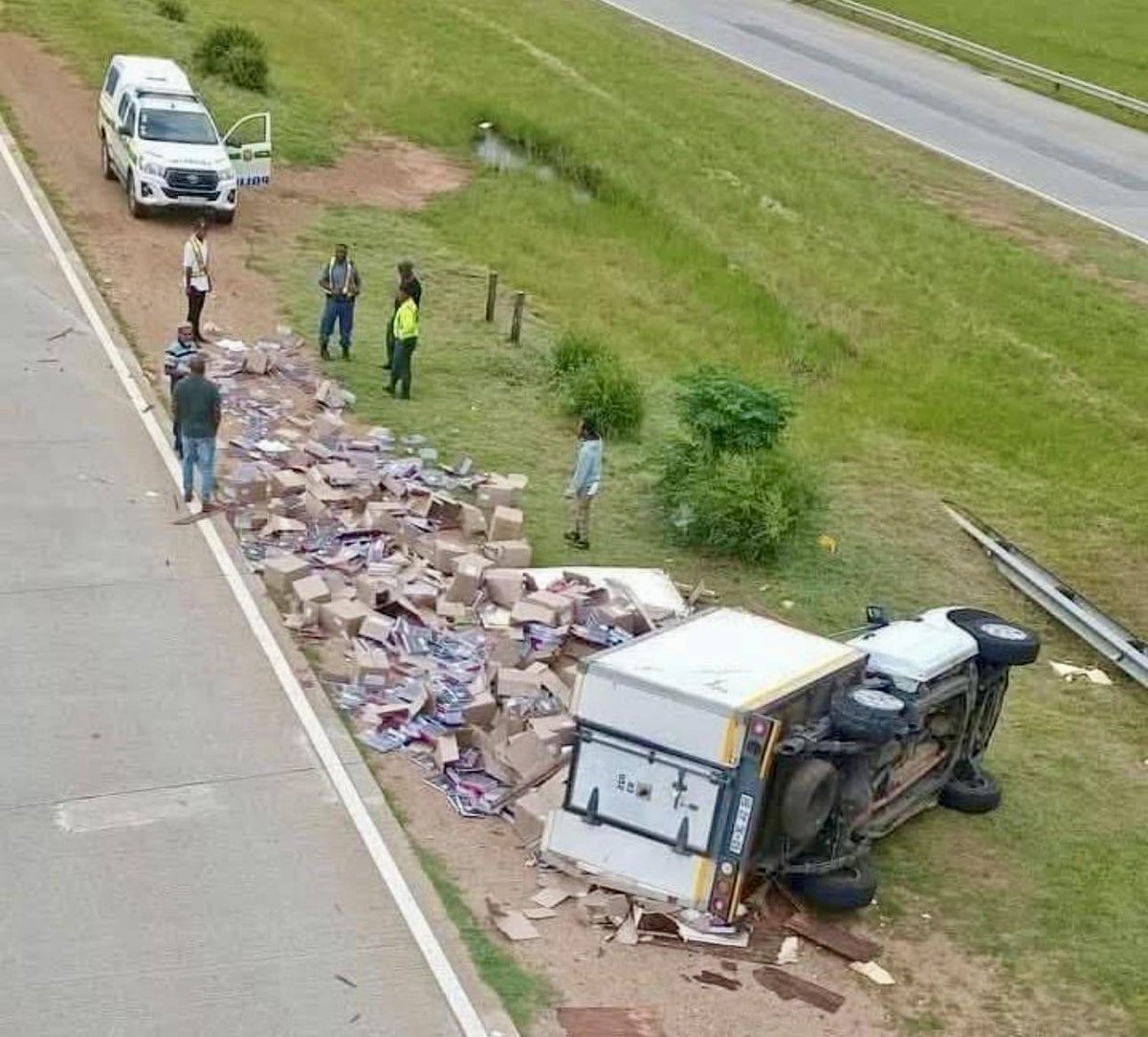 🚨Breaking:  A truck carrying thousands of copies of thesauruses overturned this morning. Onlookers were stunned, startled, aghast, taken aback, stupefied, confused, shocked, rattled, paralyzed, dazed, bewildered, mixed up, surprised, awed, dumbfounded, nonplussed, flabbergasted,