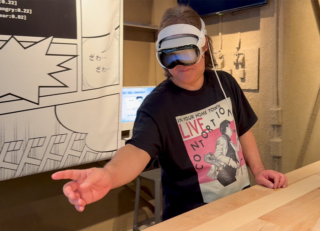 atsuko_mifuku's tweet image. 6月29日に会期終了した「空間へのドローイング：FabCafe Osaka」
目には見えないながらも作品は今も空間に存在しており、先日大阪に来られた畠中実さんにご覧いただく事ができました

特殊なメガネ（Apple Vision Pro）をかけると見える地縛霊