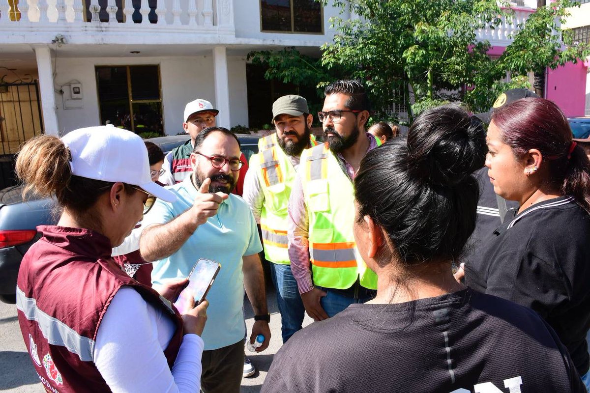 SOBSECDMX's tweet image. Tras las lluvias registradas el pasado sábado, la jefa de Gobierno, @ClaraBrugadaM, acompañada de nuestro titular, Raúl Basulto Luviano, y de otros funcionarios del @GobCDMX, realizó un recorrido por la colonia Ejército de Oriente zona Peñón