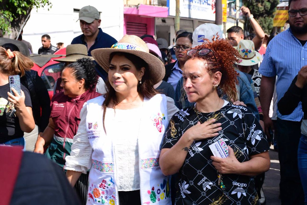 SOBSECDMX's tweet image. Tras las lluvias registradas el pasado sábado, la jefa de Gobierno, @ClaraBrugadaM, acompañada de nuestro titular, Raúl Basulto Luviano, y de otros funcionarios del @GobCDMX, realizó un recorrido por la colonia Ejército de Oriente zona Peñón