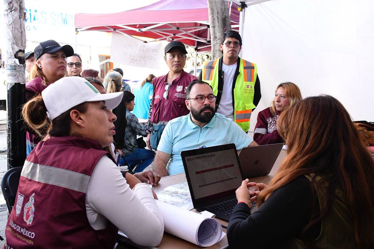SOBSECDMX's tweet image. Tras las lluvias registradas el pasado sábado, la jefa de Gobierno, @ClaraBrugadaM, acompañada de nuestro titular, Raúl Basulto Luviano, y de otros funcionarios del @GobCDMX, realizó un recorrido por la colonia Ejército de Oriente zona Peñón