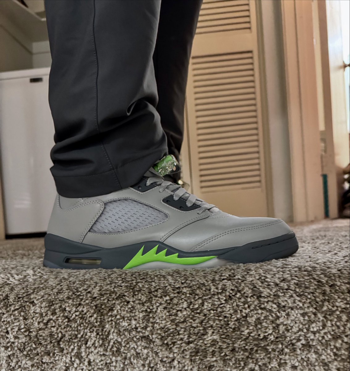 jbjaso3's tweet photo. Air Jordan 5 Retro “Green Bean 2022”
👟
 #IWearMyKicksToo #wdywt #womft #kotd #KicksOnFire #NiceKicks #Sneakerhead #Sneakers #GaySneakerhead #SoleCollector #Sneakerheads  #MrNeverWearTheSameShoes #MrNeverWearTheSameKicks #SanDiegoSneakerhead #619Sneakerhead #JordanHead https://t.co/udgPeTxtlL
