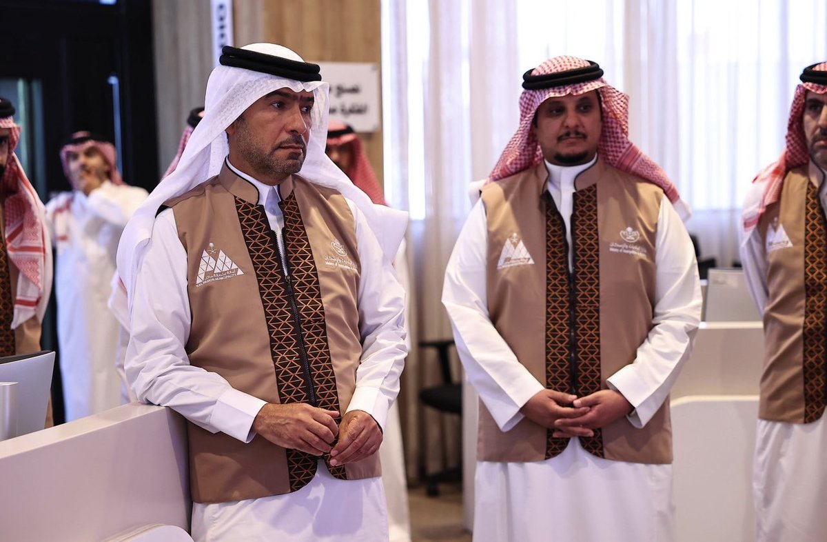سعدنا بزيارة معالي وزير البلديات والإسكان أ.ماجد بن عبدالله الحقيل لوحدة العمارة السعودية 
، وقد تشرفت أمام معاليه بتقديم دور الوحدة في تفعيل مبادرة العماره السعوديه ،إلى جانب استعراض مجموعة من المبادرات والمشاريع المعمارية

#البلديات_والإسكان #أمانة_منطقة_حائل #العمارة_السعودية