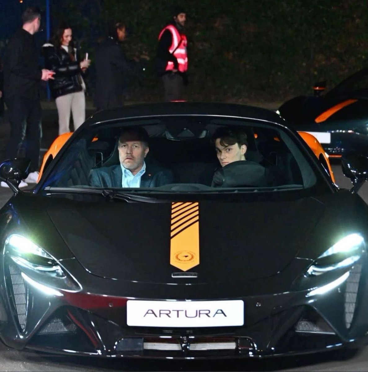 verspias's tweet image. HELP WHY IS IT MY FIRST TIME SEEING THIS