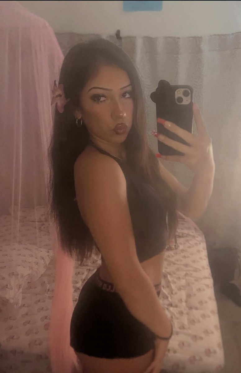 pr3ttyluvly's tweet photo. WHERE THE PAPAS ATT #single #latina #wlw https://t.co/j9wbit8jV4