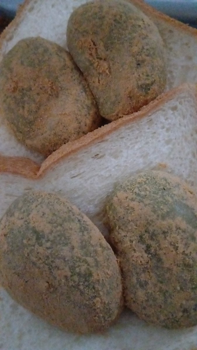 loopy0401's tweet image. 今日の朝御飯
食パンよもぎ餅のせ
挟んだほうが美味しいけどめちゃくちゃなカロリーになるので控えました
#ケンモメシ