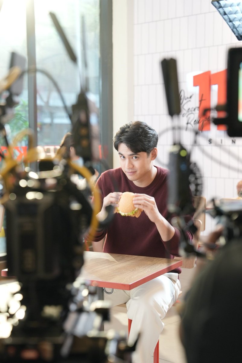 ETTrendsetter_'s tweet image. Morning Craving is @KFCPhilippines 
#FullyLoaded #ZingerFix

#EmilioDaezForKFC