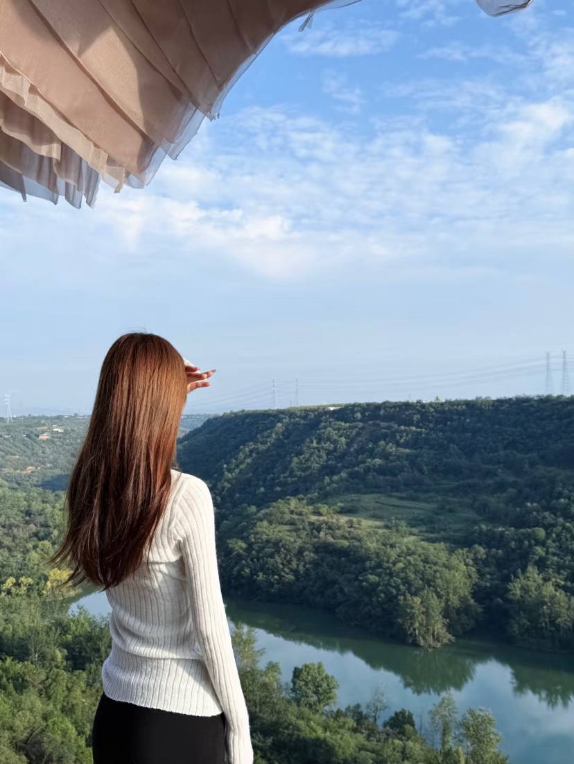 luchogonzalz's tweet image. Secret garden detour: rusted bike, mountain tea, and a valley view that slows time. 🍃🍵🚲 #slowliving #valleyviews #WeekendVibes
