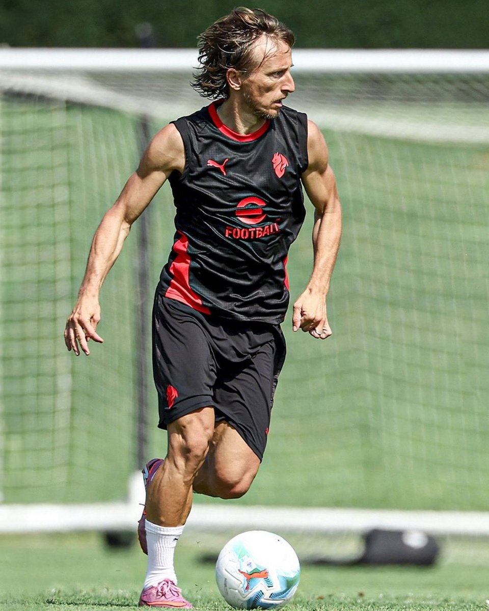 UniversoACMilan's tweet photo. 👏Luka Modrić es el primero en llegar a Milanello y el último en irse cuando a entrenamientos se refiere. Tampoco hay día en el que no dedique tiempo a los hinchas: sean 12 o 50, siempre se acerca a saludarlos, a firmar autógrafos o a tomarse fotos.🔴⚫️
⠀
ℹ️ Luca Bianchin https://t.co/sZ7WF4pXlC
