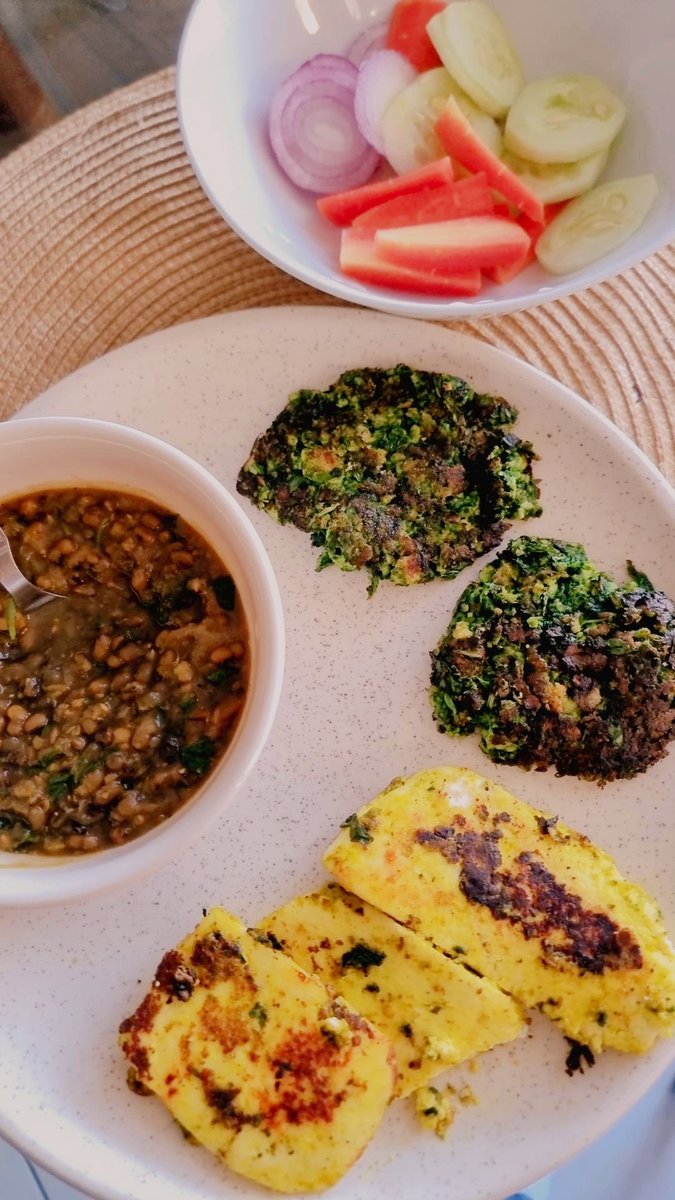 mysteriouskudi's tweet image. आओ भोजन करें 🍽️
Spinach cheese fritters,
Grilled paneer &amp;amp; moong-bajra dal  comfort food with a soulful touch. 🌿💛

#dinnertime