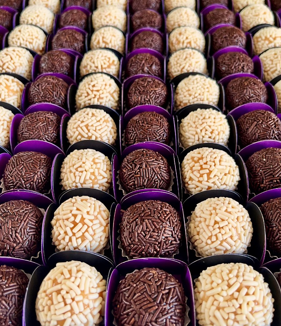 blendcacau's tweet image. Uma verdadeira tentação de docinhos 🍫 para começarmos a semana bem 😍

Encomendas (65) 99258 8824 📲 

#docinhos #brigadeiro #chocolate #instagood #segundou #alegria #confeitaria #boanoite #encomendas #cuiabá #obrigadosenhor