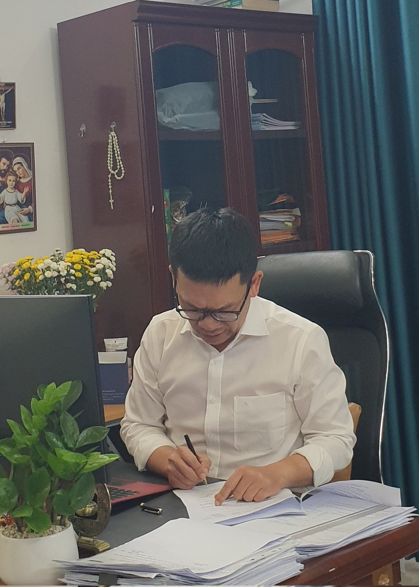 ktnguyentuan's tweet photo. THƯƠNG VỤ TỈ ĐÔ
Khi tôi cầm cây bút ký không phải #AI muốn là được.
Ngoài kia hàng ngàn #dvkt sao không chọn mà cứ thích #ketoannguyentuan xong chê đắt làm gì!
Nếu cả V.N #AI cũng làm được thì tôi cũng như bọn mèo mả gà đồng hay cá mè một lứa.👇 https://t.co/lXhoP456dz