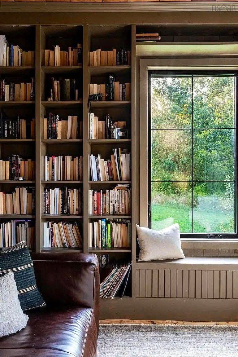 «Leer es como pensar, como rezar, como hablar con un amigo, como expresar tus ideas, como escuchar las ideas de otras personas, como escuchar música, como mirar el paisaje, como dar un paseo por la playa».

Roberto Bolaño ✍️