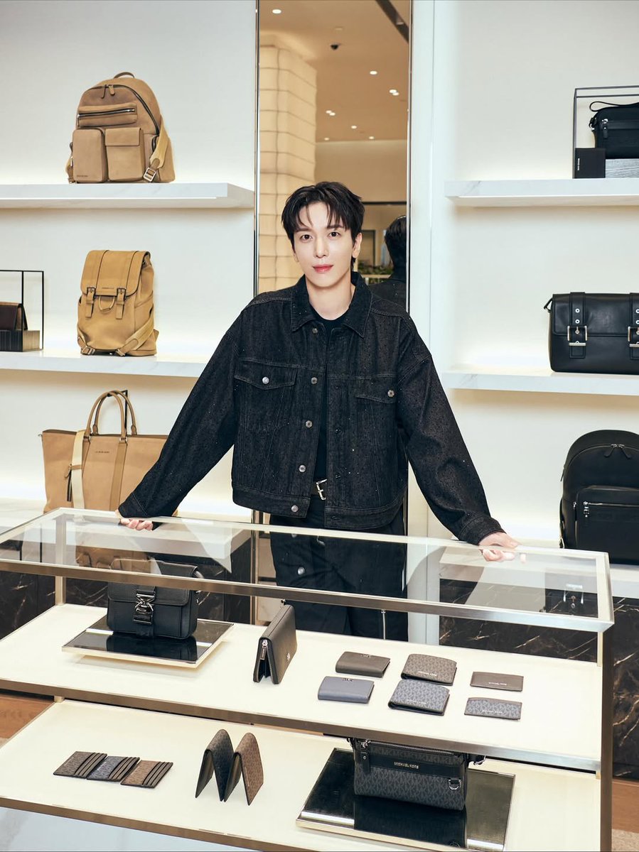 jyhxffect's tweet image. #michaelkors night✨🥂