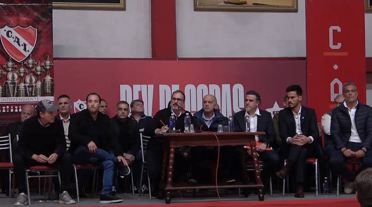 tomimanginii's tweet photo. Novela Angulo/Pussetto: el hincha pide que se quede Angulo. Prefirieron regalarlo para rascar algo de $.

Mal operativo contra U de Chile y no cuidaron a los hinchas

Novela Puma/Atomik: el hincha por unanimidad pide Puma. Firman Atomik.

No les importa Independiente ni su gente. https://t.co/rUjzRqzbjV