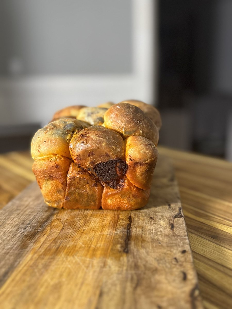 Savory monkey bread inspired by Jasmine’s Mediterranean Monkey Bread on Great British Bake Off

1/2 of the dough ball have Kalamata Olive and Rosemary filling 

Other 1/2 ‘Nduja and Basil 

🌿 🫒