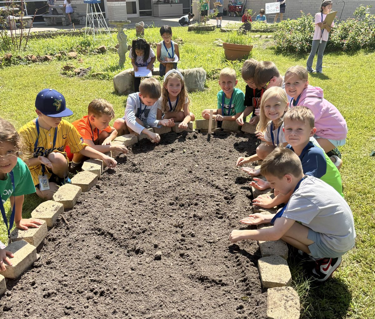 MaxianKim's tweet photo. Fun was had by all @SampsonElem 2nd grade garden day!  We harvested sweet potatoes, and planted turnips, carrots and lettuce!  @heathermotzny @SampsonPTO @CyFairISD @readygrowgarden https://t.co/D3dgVgl28h