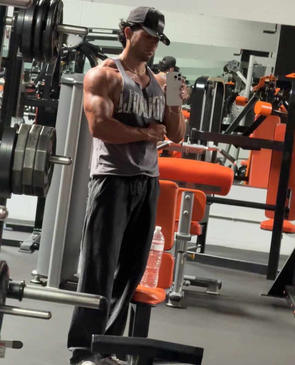 unnattybrah's tweet image. Good shoulder pump today 

Killing special guest on Thursday and putting them thru a workout 

$Brah mode