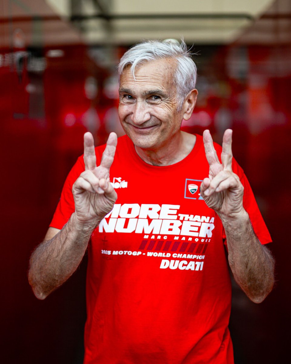 マルケスがもてぎで2025年のMotoGPタイトルを決めたときに掲げられた