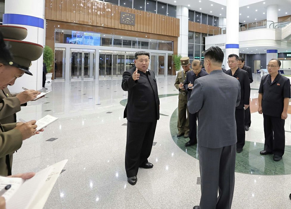 cuichenghao7's tweet image. 金正恩同志：“尽管宇宙十分浩大，但每一块陨石，都能准确地击中陨石坑。这说明，无论我们的工作有多困难，只要专注，就能成功。”