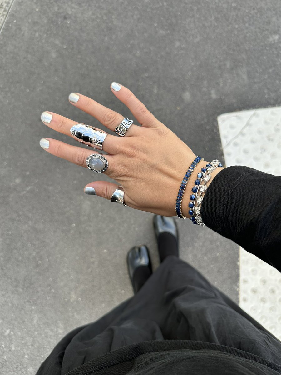 m_teimi's tweet photo. J’ai découvert le vernis argenté et je me suis débloquée une nouvelle personnalité ✨ https://t.co/9b94CgKcir