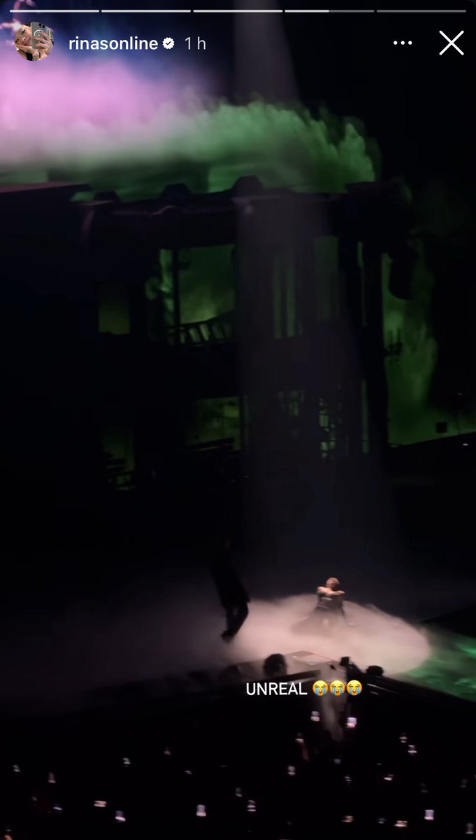 updategagabr's tweet image. Little Monster de carteirinha e featuring no Dawn of Chromatica, a cantora Rina Sawayama esteve presente no primeiro show da Mayhem Ball em Londres. 

Será que teremos mais presenças icônicas nessa leg europeia? 🖤