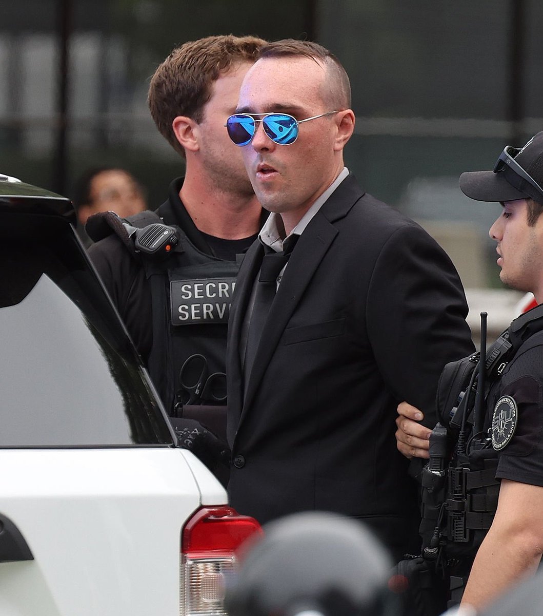 upuknews1's tweet image. #BREAKING : Secret Service arrests man after attempted White House fence breach, suspect reportedly dressed in a suit and aviator sunglasses.

#WhiteHouse #SecretService #WashingtonDC #POTUS #TRUMP #USA