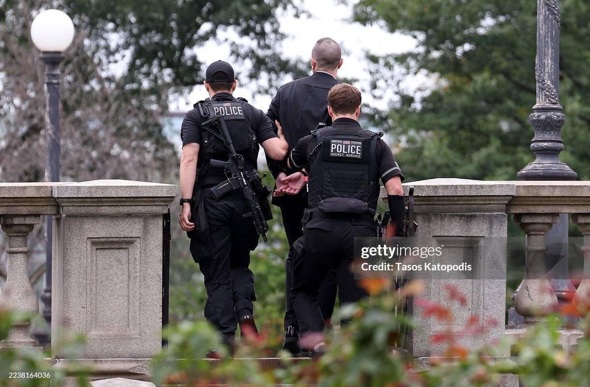 upuknews1's tweet image. #BREAKING : Secret Service arrests man after attempted White House fence breach, suspect reportedly dressed in a suit and aviator sunglasses.

#WhiteHouse #SecretService #WashingtonDC #POTUS #TRUMP #USA