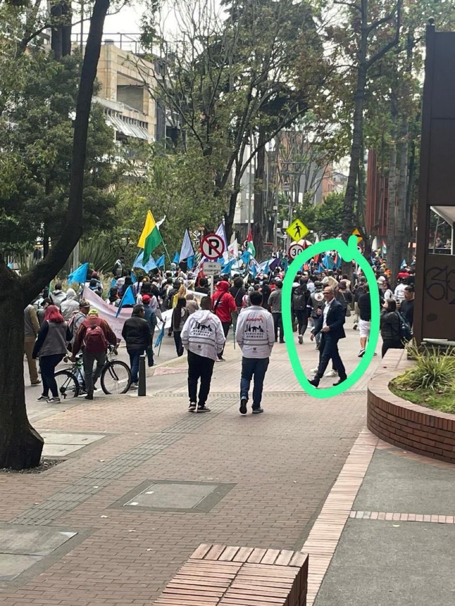 🇨🇴🔴ATENCIÓN. Identifíquelo es el pastor <a href="/alfredosaadev/">pastor Alfredo saade</a> promoviendo vandalismo en Bogotá