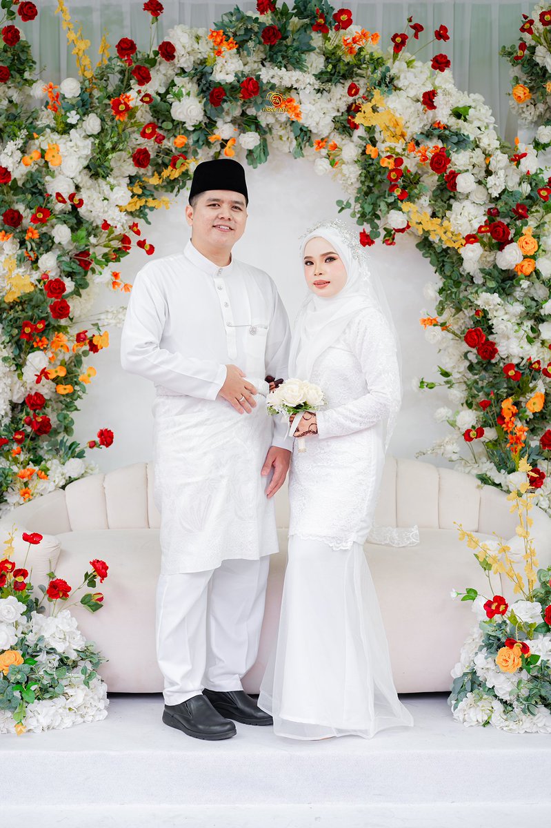 Atheefique's tweet photo. Amirah + Lutfi..
Nikah photo at Pantai Kundur, Tangga Batu, Melaka.. https://t.co/HnBtRZLrbK