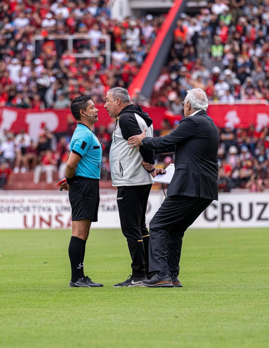 ¿Saben cuantas fechas de sanción les dieron a esos 2 individuos que se metieron a la cancha?

¿Vieron en algún programa deportivo que los criticaran como hicieron con Franco o Gorosito?

Mínimo unas 6 fechas nos imaginamos