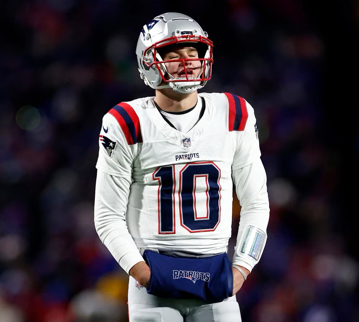 _MLFootball's tweet image. HISTORY: #Patriots QB Drake Maye is the first player in #NFL history under 24 years old to throw two touchdowns and complete 75% of passes in three straight games.

🤯

Drake Maye has been SPECIAL this season.