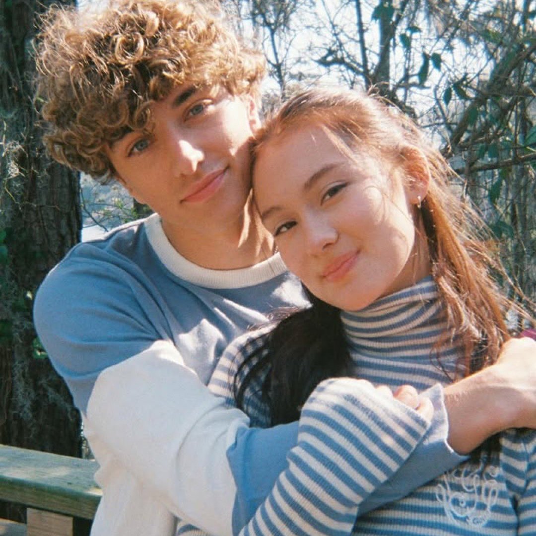 Jennifer Lawrence diz que Conrad é tóxico em O Verão Que Mudou Minha Vida e prefere o Jeremiah:

“Eu sou Team Jeremiah. Eu acho o Conrad tóxico. Tipo, ele meio que gostava dela, mas depois desistiu e a deixou na mão. Depois resolveu confessar seu amor na véspera do casamento