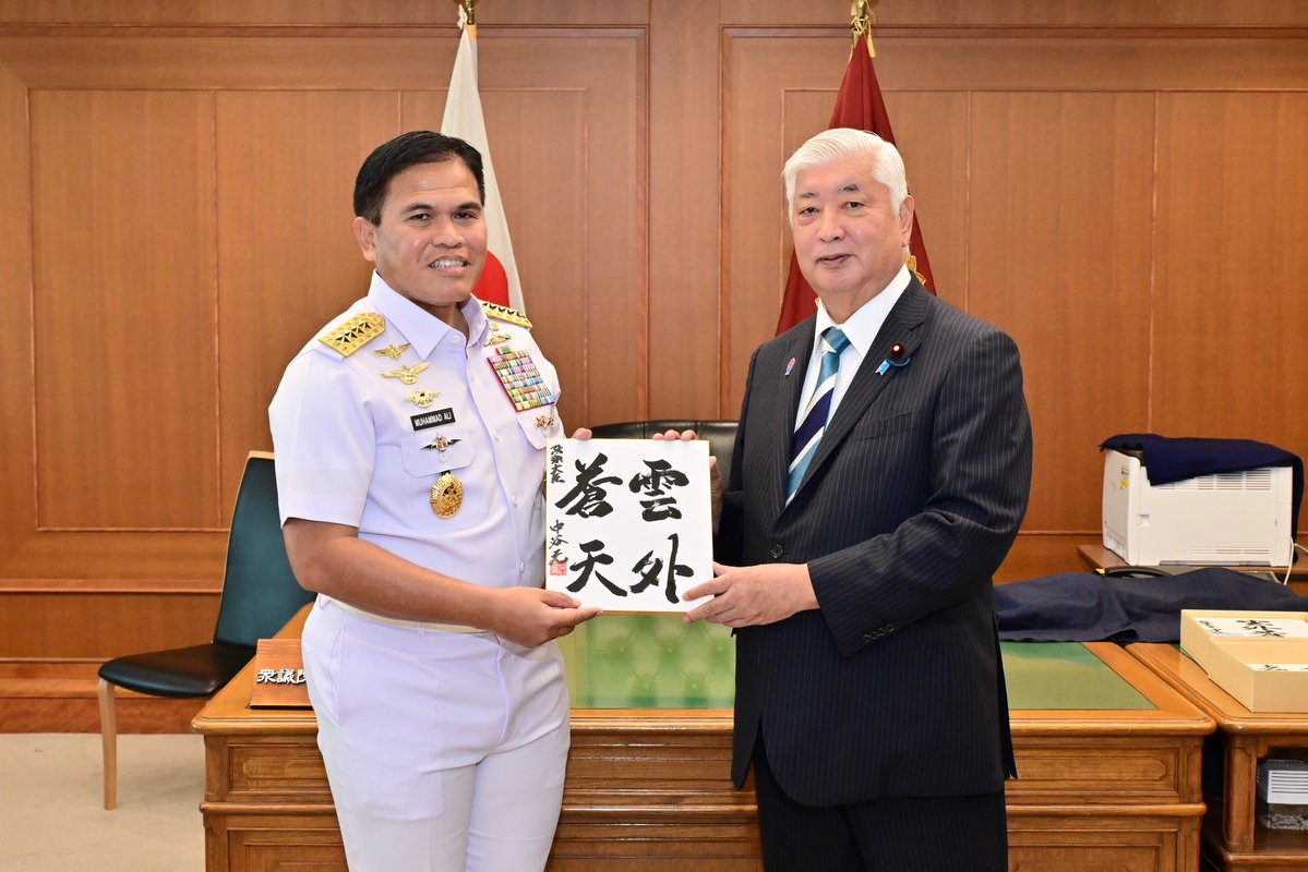 ModJapan_en's tweet image. DM Nakatani received a courtesy call from Admiral Ali, Chief of the Indonesian Navy and discussed further Japan- #Indonesia defense cooperation and exchanges on Sep 29. #JMOD/#JSDF will continue working closely to deepen 🇯🇵🇮🇩 cooperation!