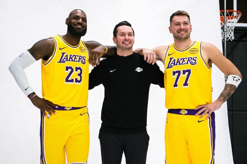 LakersOnX's tweet photo. Suponiendo que el equipo juegue una defensa decente, estas podrían ser las líneas estadísticas en Puntos, Rebotes y Asistencias de los jugadores titulares de los Lakers 

Luka: 32, 8, 8
LeBron: 25, 5, 5
Reves: 20, 4, 6
Ayton: 18, 11, (1 Block)
Hachimura: 13, 5, 1.4

Estamos hablando que en el peor de los casos, el equipo titular más una producción decente de la banca, superaría con facilidad los 118 puntos por partido, su ofensiva tiene potencial para ser una de las mejores de la liga