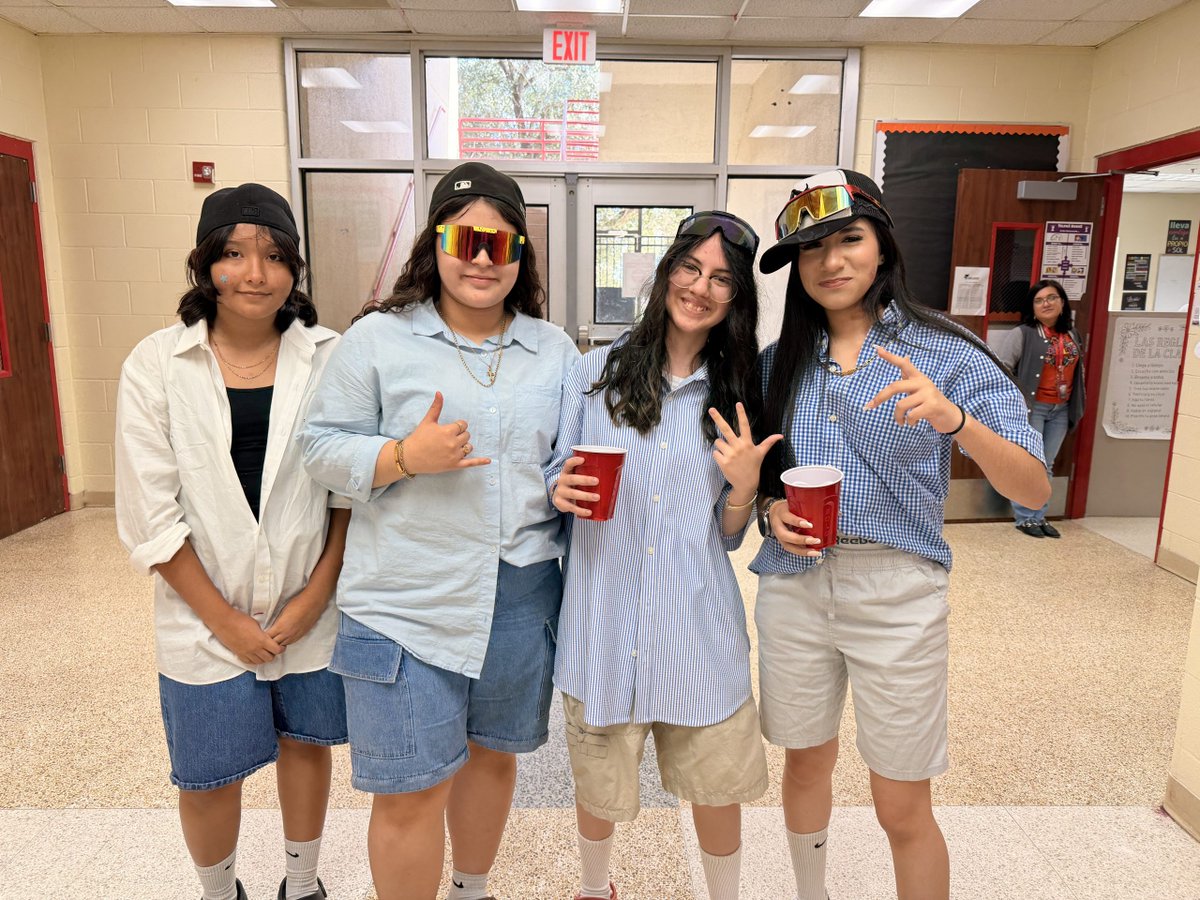 JCECHSRedWolves's tweet image. The campus has never looked more country club chic. 🎾📚 Monday = Frat vs. Sorority. 10/10. No notes. #RedWolves #StuCoLaunch #PrepLife 
 
redgoldnews.com/the-campus-has…