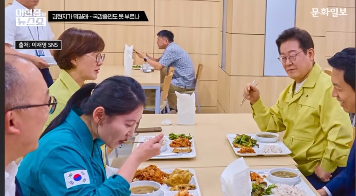 이 사진 흘려봤는데 지금 보니 이재명 앞자리 현지 너 맞지?
현지야 ! 꼭꼭 숨어라 머리카락 보일라.