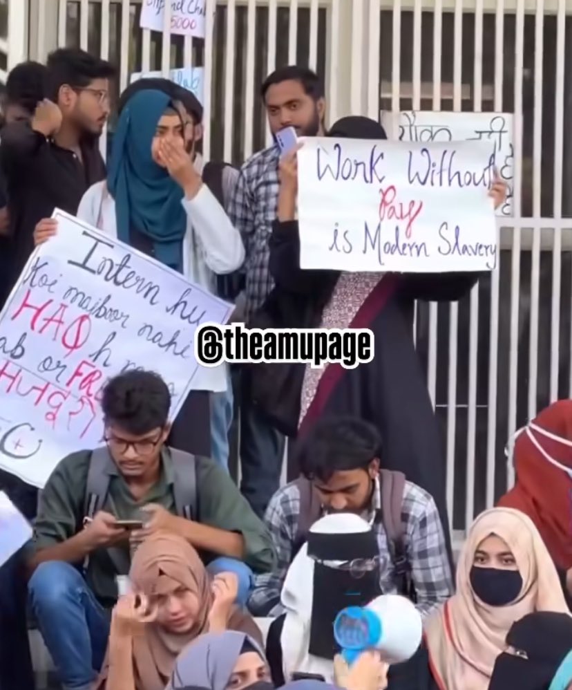 अलीगढ़ मुस्लिम यूनिवर्सिटी में यह क्या हो रहा है? दिन-प्रतिदिन यूनिवर्सिटी की छवि खराब होती जा रही है। प्रशासन किसी की बात नहीं सुन रहा है। एलुमनाई इस पर चुप क्यों हैं? क्या एलुमनाई का काम सिर्फ यूनिवर्सिटी को फंड देना रह गया है? आखिर प्रशासन चाहता क्या है?