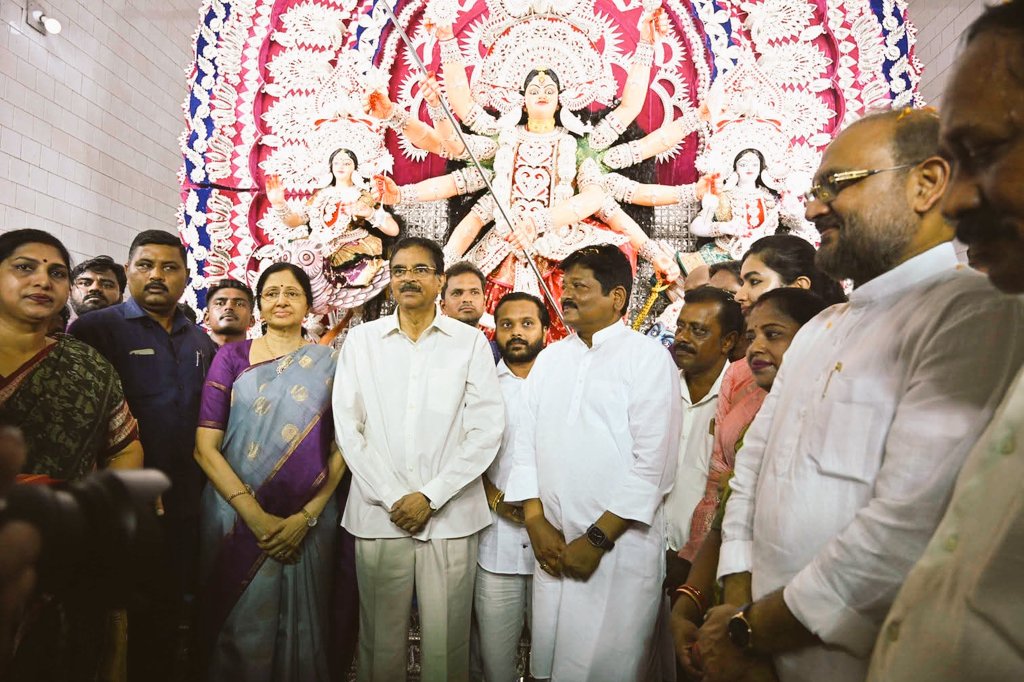 lulusena66's tweet photo. ଶାରଦୀୟ ଅଭିନନ୍ଦନ !!!

ପବିତ୍ର ଦଶହରା ଉପଲକ୍ଷେ କଟକ ଯୋବ୍ରା ସ୍ଥିତ ମା'ଦୁର୍ଗାଙ୍କ ନବନିର୍ମିତ "ଚାନ୍ଦିମେଢ଼" ମହାମହିମ ରାଜ୍ୟପାଳ ଡକ୍ଟର ହରିବାବୁ କମ୍ଭମପତି ମହୋଦୟଙ୍କ କରକମଳରେ ଶୁଭ ଉଦଘାଟନ ଉତ୍ସବ ଅନୁଷ୍ଠିତ ହୋଇଯାଇଛି। ଉକ୍ତ ଉତ୍ସବରେ ମାନ୍ୟବର ପୂର୍ବତନ ମନ୍ତ୍ରୀ ଶ୍ରୀଯୁକ୍ତ ପ୍ରତାପ ଜେନା ଉପସ୍ଥିତ ଥିଲେ। 

#HappyDurgaPuja https://t.co/gSdUlkIlj3