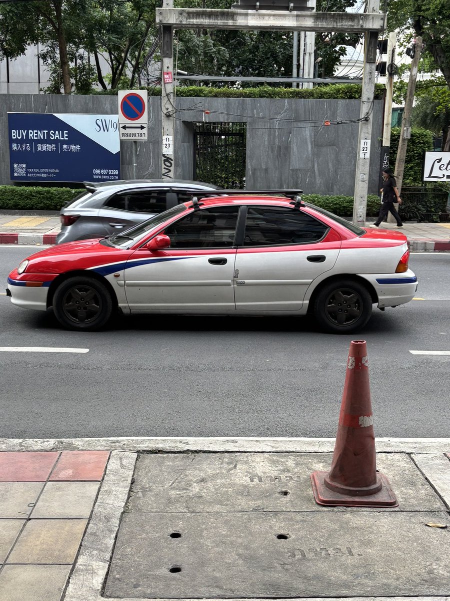 おーなんだこの日産？と思ったらダッジネオン笑。。。