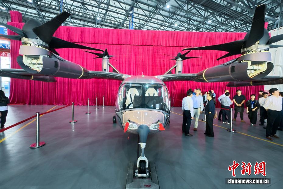 PDChina's tweet image. China’s first homegrown large passenger #eVTOL rolled off the production line in southwest China&apos;s Sichuan on Monday. The 9.9-meter-long, 4.4-meter-tall aircraft has a wingspan of 15 meters, with a flexible 4-to-6-seat cabin, a maximum range of 200 kilometers, and a cruising…