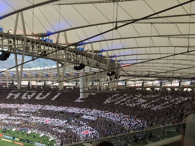 EstagiarioVasco's tweet photo. 🚨 MEIO A MEIO!

O Clássico VASCO X Fluminense, dia 20/10, válido pela 29ª rodada do Brasileirão, será no Maracanã com divisão da capacidade do estádio.

A abertura dos ingressos estará disponível primeiramente para os Vascaínos, pois o clube é o mandante.

🗞 Atenção Vascaínos https://t.co/Buq4asvucn